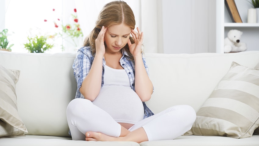 woman having pregnany migraine