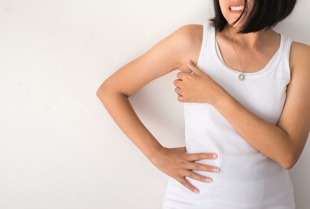 woman experiencing armpit rash
