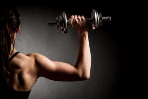 woman lifting dumbbells